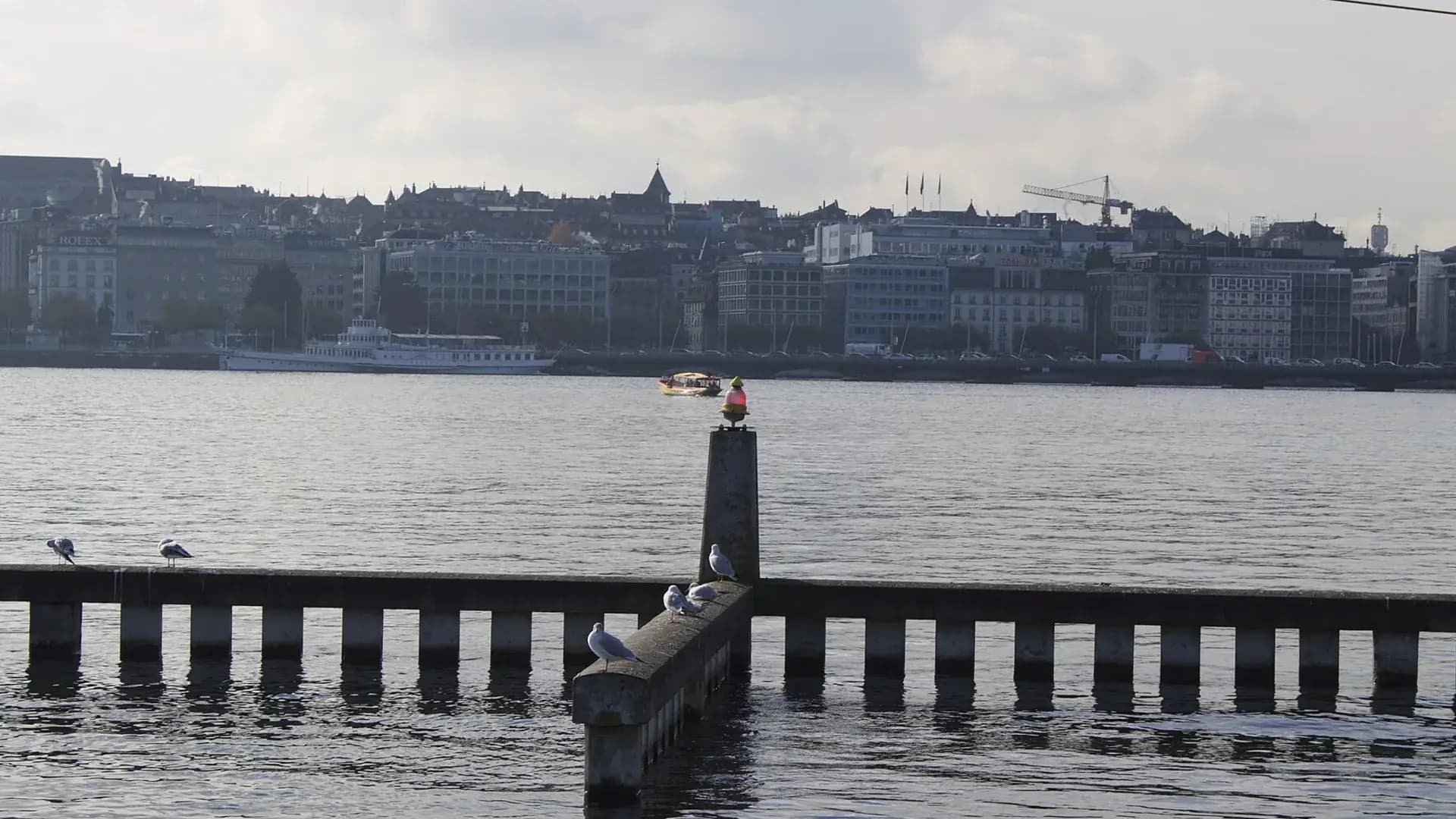 Genfersee mit Stadtsilhouette von Genève, Hauptort des Kantons Genf